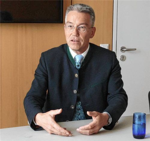 Landrat Otto Lederer sieht sich unter anderem wegen Unterkünften für Geflüchtete harten Diskussionen und Kritik ausgesetzt. Im OVB-Interview erklärt er, wie er damit umgeht. Foto Onnasch