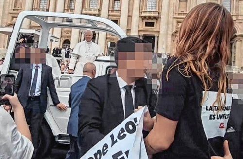 Lena bei ihrer Aktion auf dem Petersplatz, bei der sie Papst Leo aufforderte, öffentlich Stierkämpfe zu verurteilen. Die Mühldorferin wurde von Sicherheitskräften abgeführt. Foto Peta