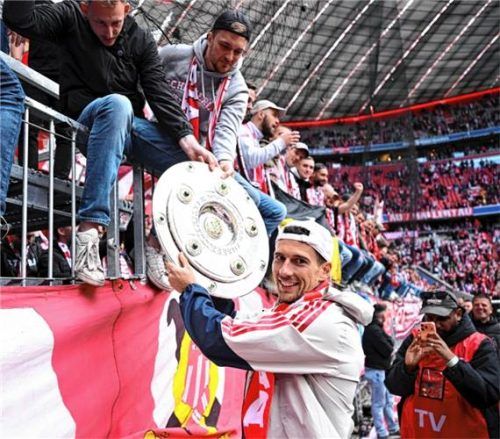 Leon Goretzka feiert mit der Meisterschale die deutsche Meisterschaft vor dem Fanblock. Foto dpa