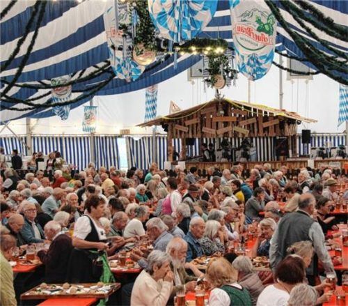 Lockere Stimmung beim Seniorennachmittag der Gemeinde Raubling. Foto Ruprecht