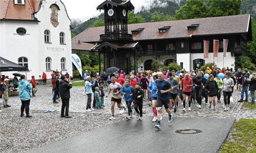 Los geht‘s: An der Aschauer Festhalle gingen die Teilnehmer des Aschauer Bankerl-Laufs auf die Strecke.Foto Herbert Reiter