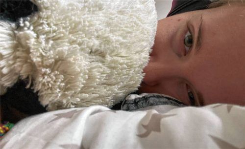 Maja Mangstl (22) aus Bad Endorf leidet seit vier Jahren an ME/CFS. Vor ihrer Erkrankung war sie gerne und viel unterwegs. Seit einer Corona-Infektion an ihrem 18. Geburtstag kann sie die Wohnung nur noch selten verlassen. Manchmal kommt sie gar nicht aus dem Bett.
