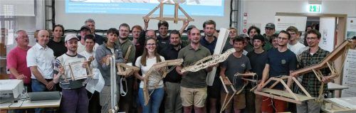 Manchen Brücken konnte man die Belastungsprobe im Nachhinein ansehen: Neun Teams bauten ihre eigenen Konstruktionen und nahmen beim Brückenbau-Wettbewerb teil. Dieser stand heuer unter dem Motto „Out of the box“. Foto  Onnasch