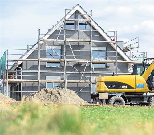 Manchmal kann es beim Hausbau zugunsten niedrigerer Kosten sinnvoll sein, bei der Lage Abstriche zu machen. Foto Hauke-Christian Dittrich/dpa/dpa-tmn