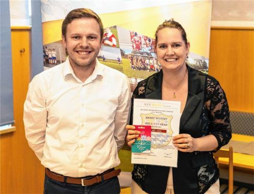Mandy Neufert (rechts) wurde als neue Beachvolleyball-Leitung und Simon Renon (links) als neue Dart-Gruppen-Leitung mit dem 2 KYU-Grad bedacht.Foto  re