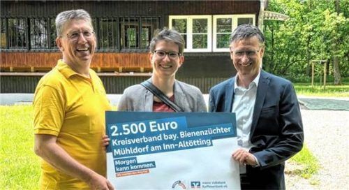 Manfred Reindl (links), Vorsitzender des Kreisverbands Bayerischer Bienenzüchter Mühldorf-Altötting, mit Jürgen Wallner (rechts), Regionaldirektor bei der meine Volksbank Raiffeisenbank, und Natascha Hendel, Mitarbeiterin der meine Volksbank Raiffeisenbank, bei der Scheckübergabe.