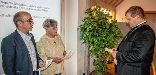 Martin Lurz (links) und Maria Breuer (Mitte) bei der Vereidigung durch Bürgermeister Christian Mayer.Foto  Stache