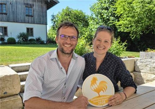 Martin und Sofia Maier vom Lohner Hof in Chieming-Grilling präsentieren stolz den „Goldenen Gockel“. Foto Lars Becker