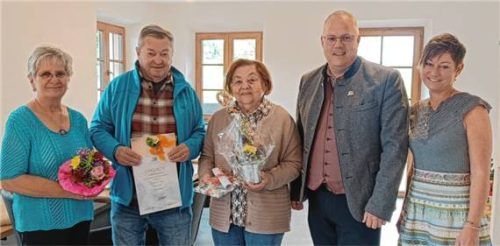 Matilde Seitlinger („Beim Rieder“), Fritz und Uschi Hufnagel, Bürgermeister Martin Bartlweber und Steffi Wieshuber von der Tourist-Information (von links). Foto Gemeinde Seeon-Seebruck
