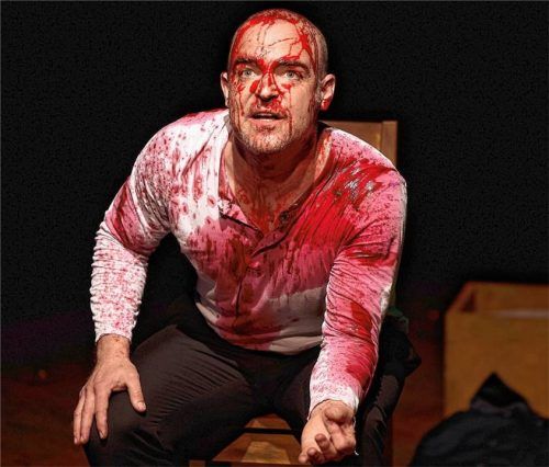 Michael Kohlhaas (Marc-Philipp Kochendörfer), besudelt vom Blut der Opfer seines Gerechtigkeitsfanatismus. Foto Flamm