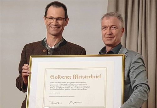 Michael Weber (links) erhielt von Obermeister Lorenz Zunhammer den Goldenen Meisterbrief für 35 Jahre Meistertitel und 35 Jahre Selbstständigkeit.Foto