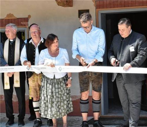 Minister Markus Blume (Vierter von links) durchschneidet das Eröffnungsband. Foto Wunderlich