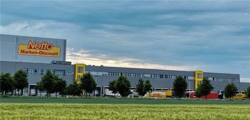 Mit dem Lkw rein und wieder raus: Tausende Euro-Paletten sollen sieben Männer aus dem Netto-Zentrallager bei Erharting gestohlen haben. Foto  Latta,
