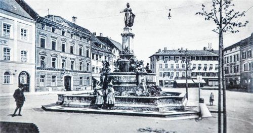 Mit dem sieben Meter hohen, monumentalen Luitpoldbrunnen, der von einer Allegorie der Truna gekrönt war, feierte der Stadtmagistrat 1894 den Abschluss einer modernen Hochdruckwasserversorgung in Traunstein. Foto Axel Effner