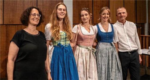 Mit der Abitur-Traumnote 1,0 glänzten (ab Zweite von links) Luisa Muche, Sophia Brandstetter und Pia Mix im diesjährigen Schulabschluss am LSH Marquartstein. Da feierten Schulleiterin Katharina Brachmann und Oberstufenkoordinator Helmut Liebl mit. Foto Flug