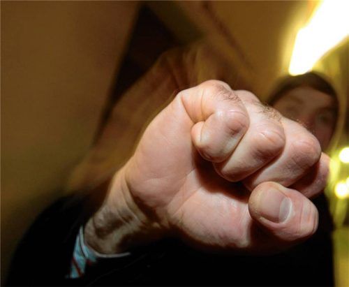 Mit der Faust mehrmals gegen die Schläfe – so schilderte das Opfer die Tat. Foto dpa/Karl-Josef Hildenbrand
