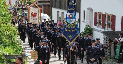 Mit einem festlichen Umzug feierten die Feuerwehren Mühlbach aus Südtirol und Kiefersfelden gemeinsam ihre Gründungsfeste und 30 Jahre Partnerschaft. Fotos Schmidt