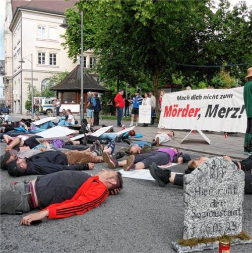 Mit einer sogenannten „Die-in“-Demo machte „Die Linke“ in Rosenheim auf die geplanten Sozialkürzungen der Bundesregierung aufmerksam. Foto  Huber