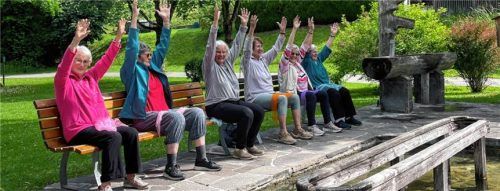 Mit leichten Bewegungs- und Mobilisierungsübungen ist das kostenlose Angebot „Sport vor Ort“ im Kurpark Hammer in Siegsdorf erfolgreich gestartet.Foto ©Landratsamt Traunstein