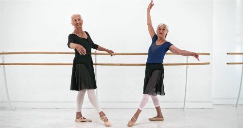 Mit Leichtigkeit und Eleganz: Katrin Schwarzer (links) und Ingrid Jaeschke (rechts) gehen noch immer zweimal die Woche ins Balletttraining. Foto Sofie Onnasch