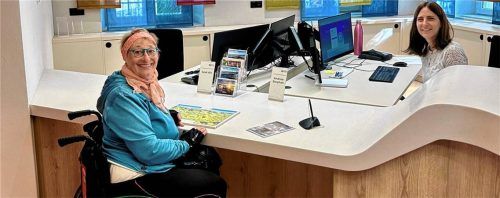 Mitarbeiterin Andrea Stephan (rechts) berät Regine Leippert aus Chieming am neuen barrierefreien Beratungsschalter im Tourismusbüro Prien zu vorhandenen Radstrecken. Foto Prien