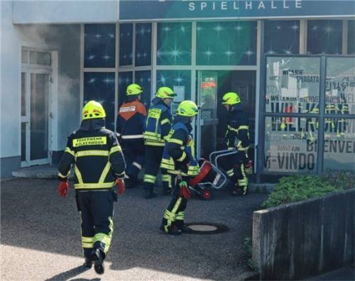 Mitglieder der Kolbermoorer Feuerwehr beim Einsatz am Samstag, 13. Juni, an der Spielhalle. Foto Riediger