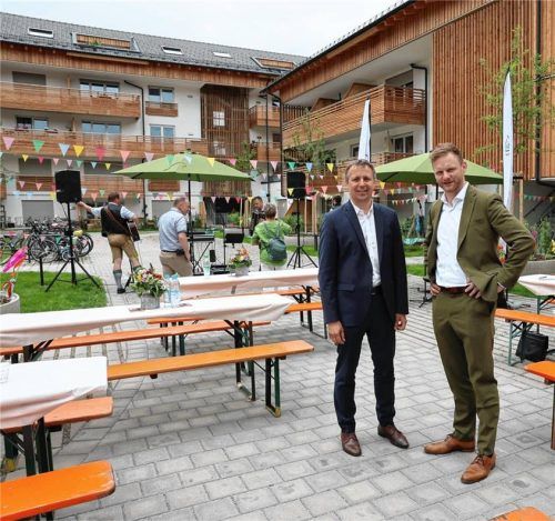 Mittendrin: Oberbürgermeister Dr. Christian Hümmer (links) und Josef Scharnagl, Geschäftsführer der Wohnungsbaugesellschaft Traunstein, beim Einweihungsfest für den neuen Vierseithof im Traunsteiner Baugebiet Seiboldsdorf.