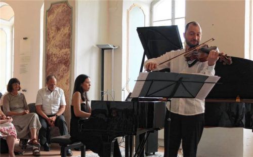 Mona Asuka am Klavier und German Tcakulov, der die Bratsche spielt. Foto frei