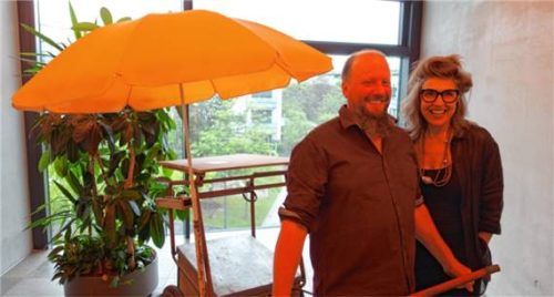 Monika Hauser als Leiterin der Stadtgalerie und Kulturpreisträger Christian Heß führen bei den Stadtwerken ein anregendes Gespräch unter dem Motto „Wege bis zum Horizont“. Im Bild auch das „Zeichenwagerl“ als Element von Kunstperformances von Heß. Foto Friedrich