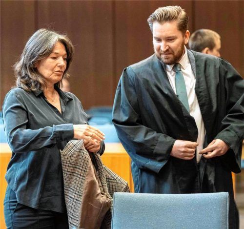 Münchner Gespann: Neben Regina Rick, prominent geworden mit dem Fall des „Badewannen-Mörders“ und ebenfalls erfolgreich im „Eiskeller-Prozess“, verteidigen Claus Erhard und Juliane Weber den Angeklagten im Mordprozess um den Tod von Eman E. Foto re