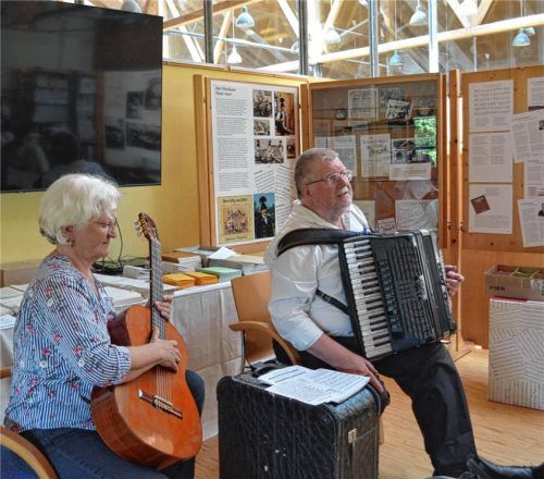 Musikalische Einstimmung: Eva Bruckner und Volksmusikforscher Ernst Schusser sangen mit den Gästen lustige Volkslieder.