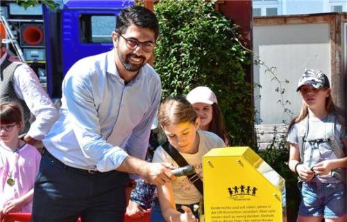 Nach der Enthüllung wurde gleich kräftig gekurbelt: Kinder führten gemeinsam mit dem Oberbürgermeister die Funktionsweise der Hörbank vor, die sofort zum Publikumsmagneten wurde.