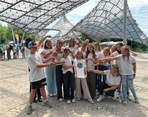 Nachwuchssänger: Schulchor der Chiemsee-Realschule Prien im Münchner Olympiapark. Foto  Chiemsee Realschule