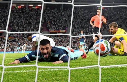 Nationalmannschafts-Star Deniz Undav vom VfB Stuttgart auf dem Rasen. Foto Tom Weller/dpa