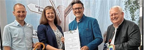 Neue Bestmarke: Der VdK-Kreisgeschäftsführer Bernhard Oberauer (links), VdK-Ortsvorsitzende Monika Willmes, das 17.000. Mitglied Dr. Martin Brunnhuber und VdK-Kreisvorsitzender Franz Heuberger (rechts) bei der Urkundenübergabe. Foto Markus Müller