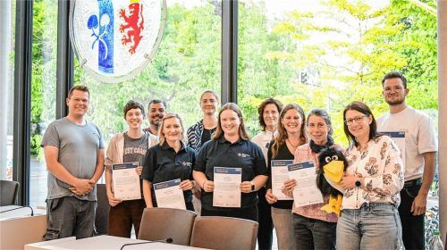Neun Ehrenamtliche feierten den Abschluss der Juleica-Ausbildung im Landratsamt Rosenheim. Zu den ersten Gratulanten gehörten Moritz Beck von der Kommunalen Jugendarbeit (links), Sabine Heinz vom Kreisjugendring (Zweite von rechts) und das KJR-Maskottchen Kohlrabi. Foto Landratsamt Rosenheim.