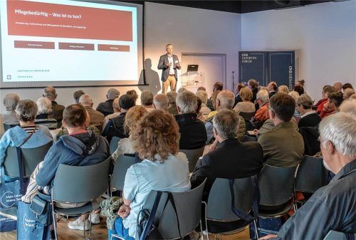Nicht erst handeln, wenn es pressiert: Clemens Kraus von der Caritas machte vor dem Publikum deutlich, wie wichtig Beratung und Vorsorge beim Thema Pflege sind.