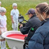 Blutwasserbombenschlacht auf Kuhweide