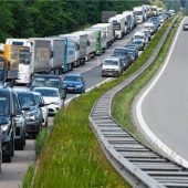 Rauchschwaden, roter Himmel und Verkehrschaos