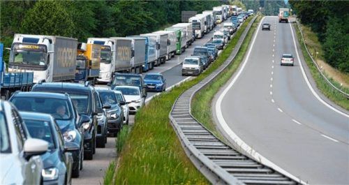 Nichts ging mehr auf der A8: Aufgrund von Sichtbehinderungen durch den Rauch wurde die Autobahn zwischen Bernau und Übersee über Stunden komplett gesperrt. Es kam zu langen Staus. Auch auf den Ausweichstrecken staute sich der Verkehr.Foto dpa