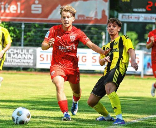 Nico Schiedermeier (rechts), hier im Duell mit einem Buchbacher, erzielte im Finale den Siegtreffer.Foto Butzhammer