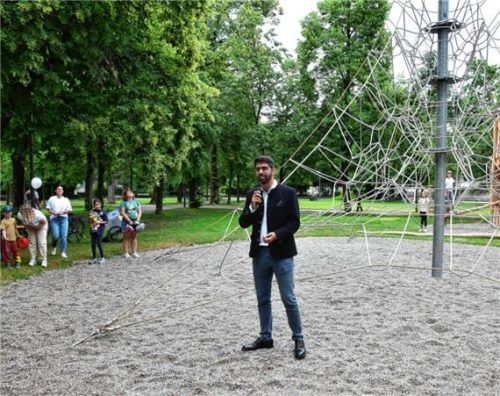 Oberbürgermeister Abuzar Erdogan bei der offiziellen Eröffnung des Spielplatzes. In dessen Mittelpunkt steht eine acht Meter hohe Seilnetzkletterpyramide, die einen „Salzberg“ symbolisieren soll. Foto Schlecker