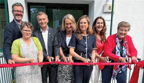 Offizielle Eröffnung des Inobhutnahme-Hauses im Caritas Kinderdorf Irschenberg: (von links) Florian Pichler (Bürgermeister Irschenberg), Stephanie Masch (Teamleiterin Kinderdorf), Jens Zangenfeind (Landrat Landkreis Miesbach) Marianne Lüddeckens (Projektleiterin Sternstunden), Pia Klapos (Dorfleiterin), Nathalie Schmid (Geschäftsführerin Sternstunden), Gabriele Stark-Angermeier (Vorständin Caritasverbandes der Erzdiözese München und Freising). Foto Caritas Kinderdorf Irschenberg