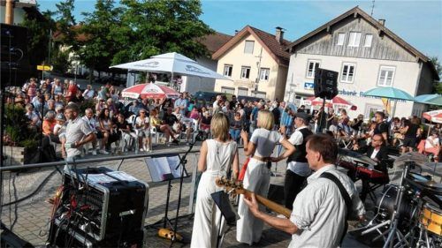 Ohne den veranstaltenden Grabenstätter Verkehrsverein wäre die 2025 ins Leben gerufene Konzertreihe „Zamm kemma“ nicht denkbar. Das Bild zeigt das letztjährige Konzert der Italopop-Band „Ciao!“ am Grabenstätter Marktplatz. Foto Müller