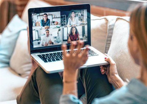 Online-Konferenzen (Symbolfoto) sind in der Arbeitswelt mittlerweile weit verbreitet. Eine Stadträtin in Bad Aibling hatte sich nun dafür ausgesprochen, für die Ratsmitglieder eine Online-Teilnahme an den Sitzungen zu ermöglichen. Foto IMAGO/Westend61