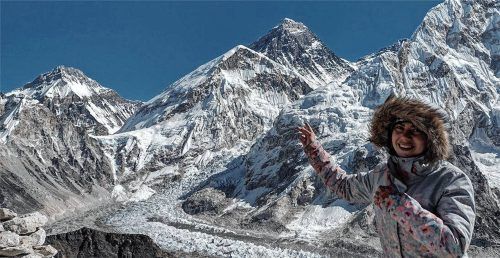 OVB-Redakteurin Kathi Röhrl auf dem Kala Patthar in Nepal, 5.545 Meter über dem Meeresspiegel, mit traumhaftem Blick auf den Mount Everest. Fotos Röhrl