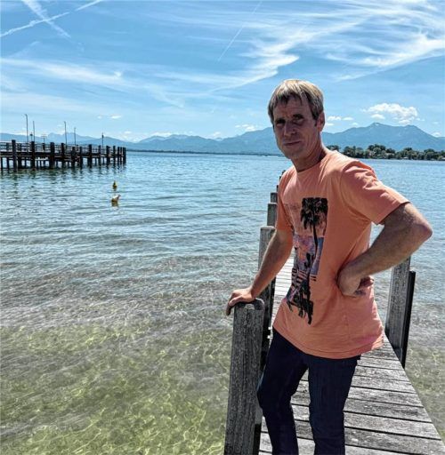 Peter Pletzenauer an seinem Steg am Chiemsee: Weil der Chiemsee zu wenig Wasser hat, kann er seinen Bootsverleih nicht öffnen. Foto Patrick Nägele
