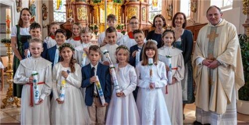 Pfarrer Franz Eisenmann (rechts) und die Ministranten mit den Kommunionkindern Maximilian Baudisch, Julia Gößl, Julian Gruber, Stefan Hackner, Katharina Hahn, Christina Haslbeck-Groissl, Matthias Höllbauer, Leonhard Kreuzinger, Elias Scharnagl, Xaver Schuster und Lena Wittl zusammen mit ihren Gruppenleiterinnen.Foto  Kreuzinger