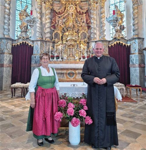 Pfarrer Thomas Barenth ist einer der Gratulanten, die Gertraud Gaigl zum 85. Geburtstag beglückwünschen. Foto sutherland