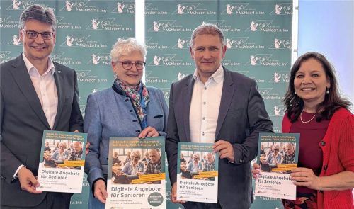 Präsentieren die neue Broschüre „Digitale Angebote für Senioren“: (von links) Landrat Max Heimerl, stellvertretende Landrätin Ilse Preisinger-Sontag, Altöttings Landrat Dr. Tobias Windhorst und Regionalmanagerin Gabi Haupt. Foto Regionalmanagement Inn-Salzach